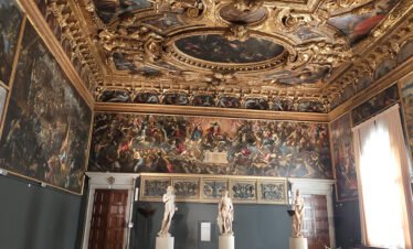 Scrutinio hall with Rizzo statues in the Doge's Palace, Venice
