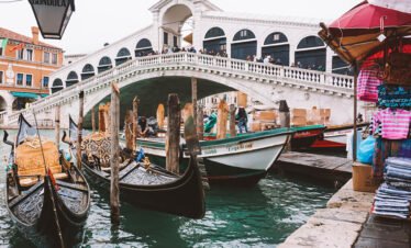 Venetian Aperitif: Wine Tasting and Cicchetti Tour