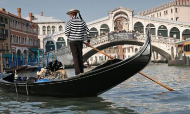 Charming Venice – Walking and Gondola