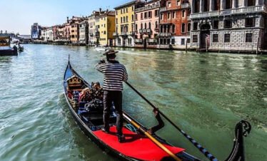 Gondola Serenade: the timeless charm of Private Venice